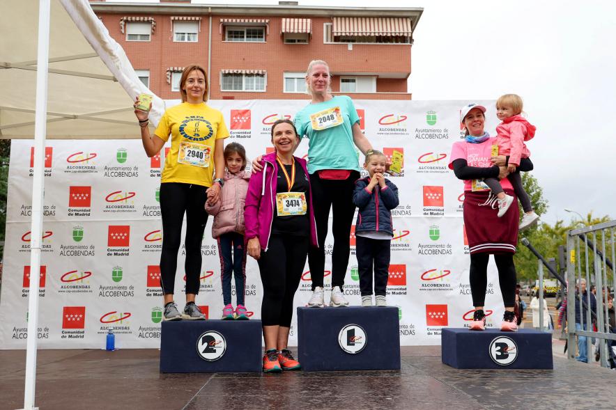 Milla Escolar 2022 - Ana soto, concejal de educación, posa con las madres corredoras. 