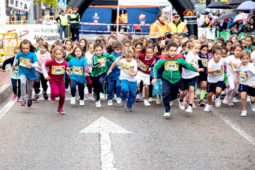 Milla Escolar 2022 - Imagen del  numeroso grupo de niños corriendo.