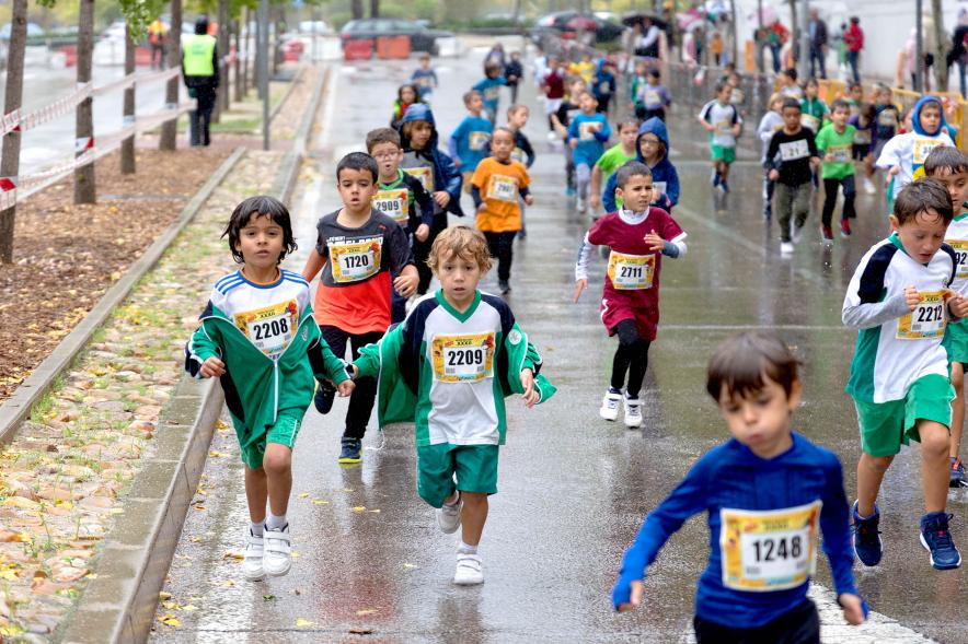 Milla Escolar 2022 - Primer plano de los niños corriendo.