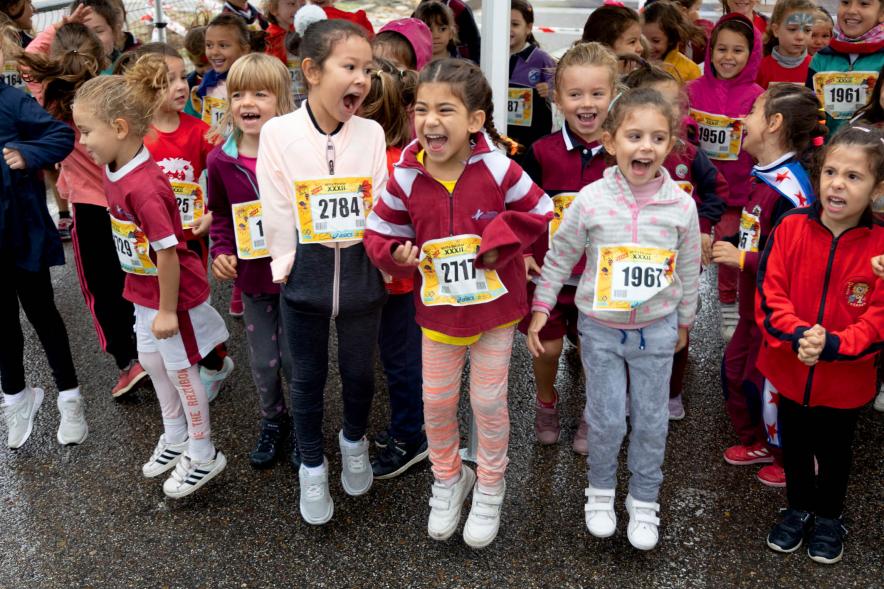 Milla Escolar 2022 - Imagen de las niñas esperando la salida gritando contentas.