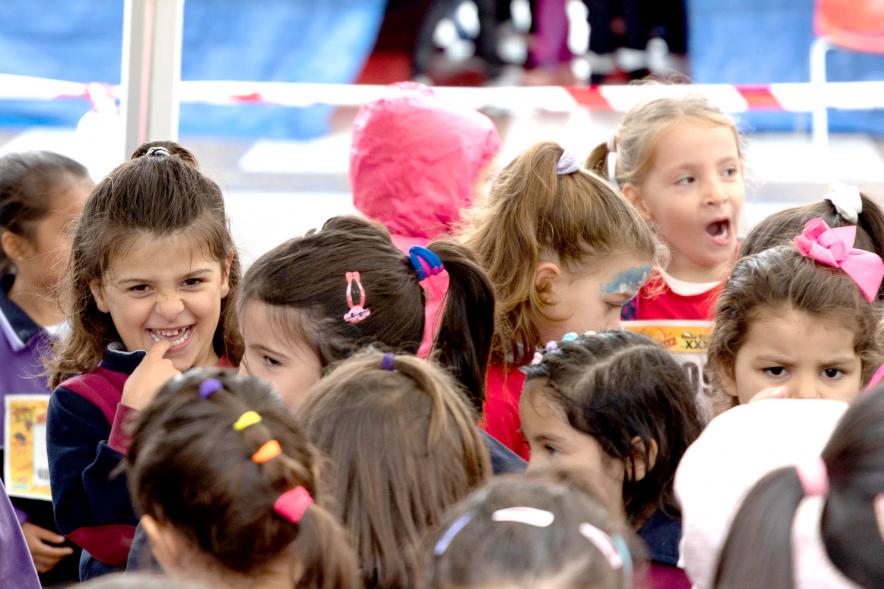 Milla Escolar 2022 - Imagen de las niñas esperando la salida.