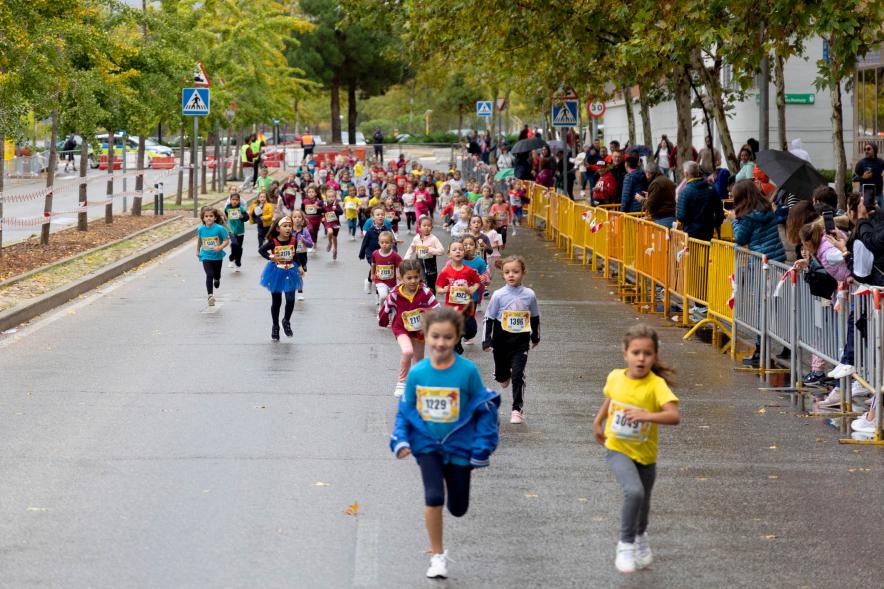 Milla Escolar 2022 - Imagen del  numeroso grupo de niñas corriendo.