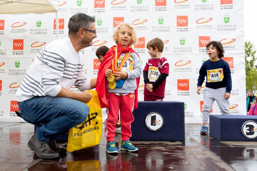 Milla Escolar 2022 - Primer plano del vicealcalde Sánchez Acera con uno de los niños ganadores.
