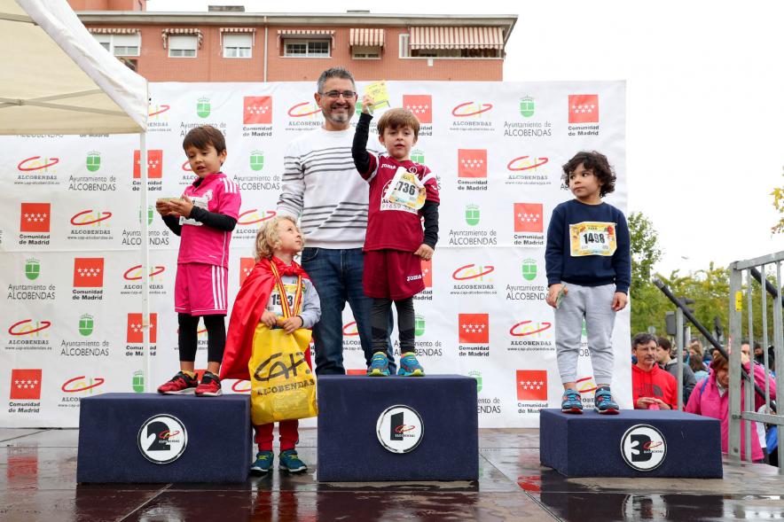 Milla Escolar 2022 - Imagen del pódium con los ganadores.