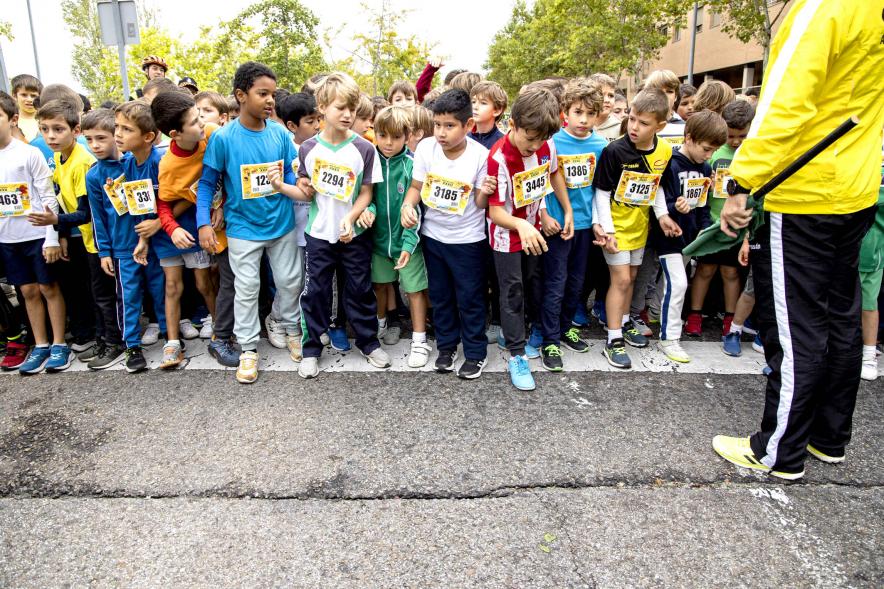 Milla Escolar 2022 - Imagen de los niños esperando la salida. 