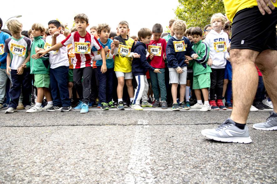 Milla Escolar 2022 - Imagen de los niños esperando la salida. 