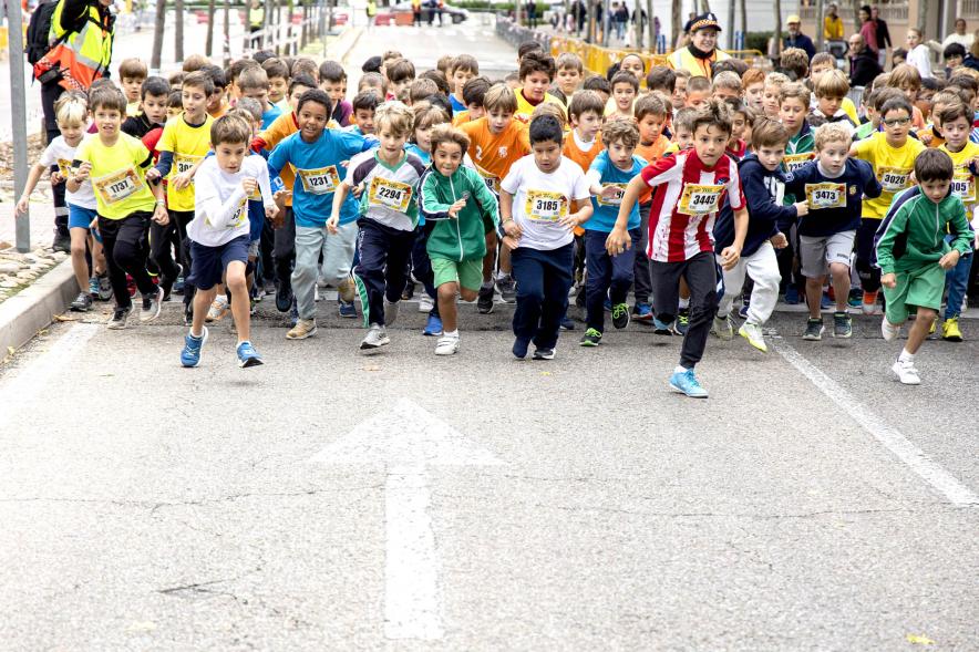 Milla Escolar 2022 - Primer plano de los niños corriendo.