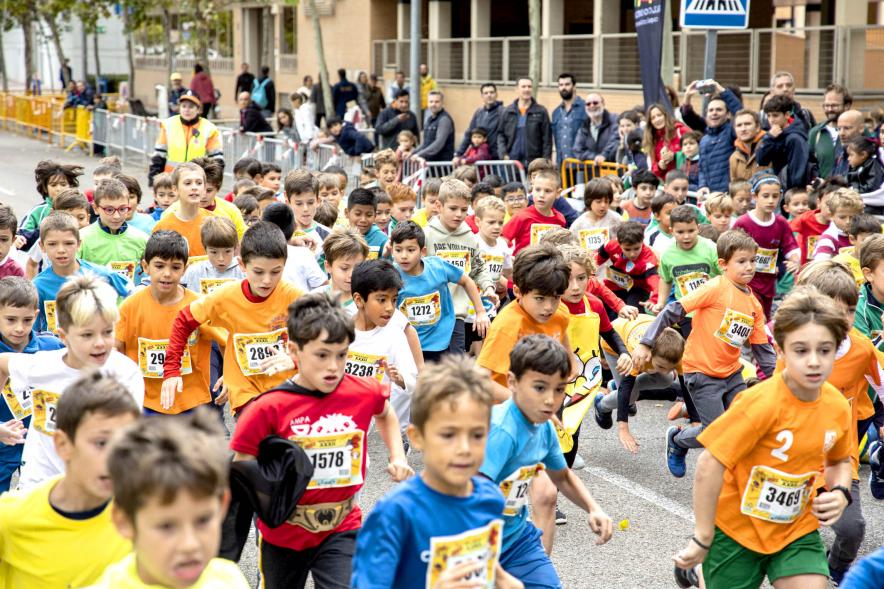  Milla Escolar 2022 - Primer plano de los niños corriendo.