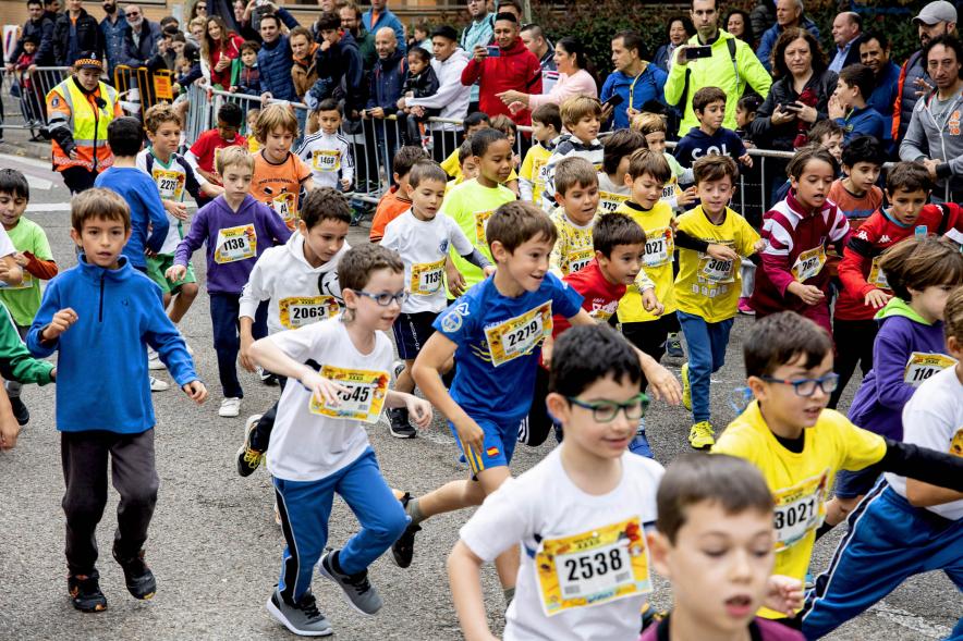 Milla Escolar 2022 - Imagen del  numeroso grupo de niños corriendo.