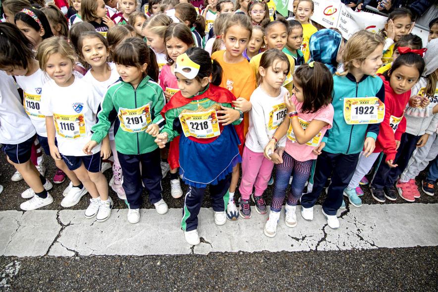 Milla Escolar 2022 - Imagen de las niñas esperando la salida. 