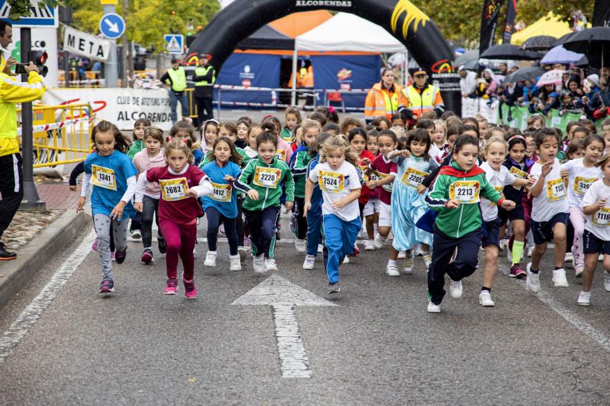 Milla Escolar 2022 - Primer plano de las niñas corriendo.