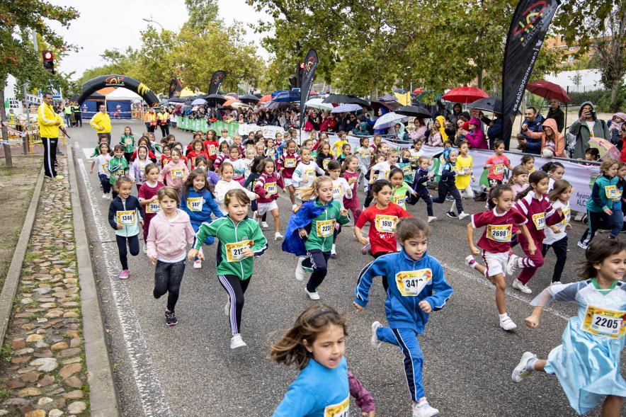 Milla Escolar 2022 - Primer plano de las niñas corriendo.