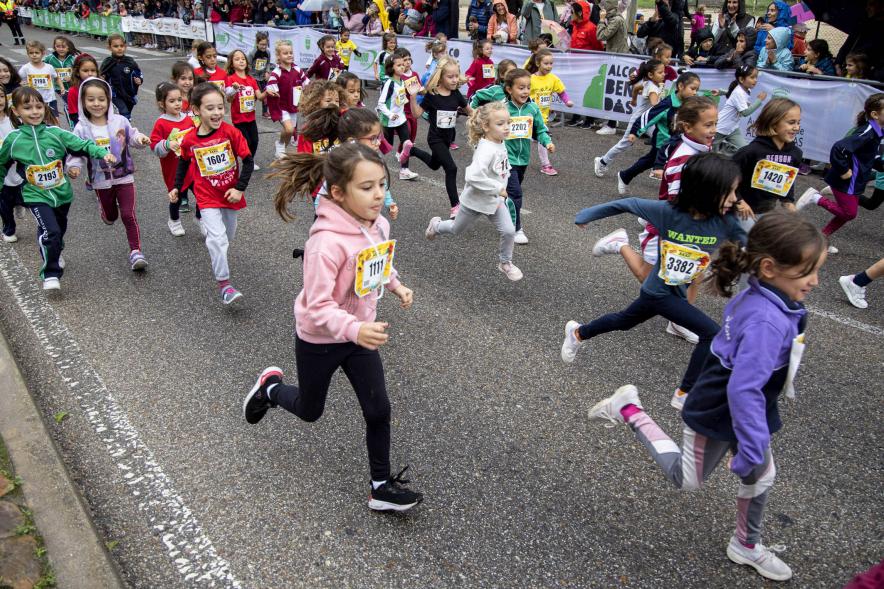 Milla Escolar 2022 - Primer plano de las niñas corriendo.