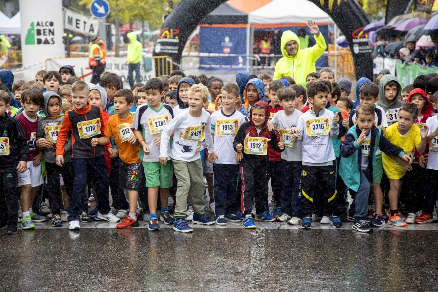 Milla Escolar 2022 - Imagen de los niños esperando la salida. Llueve.