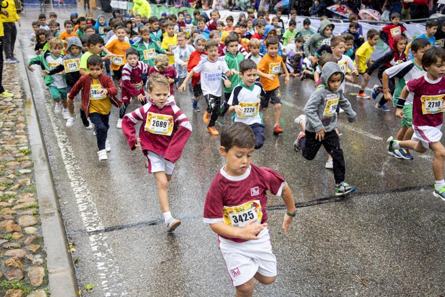  Milla Escolar 2022 - Primer plano de los niños corriendo.