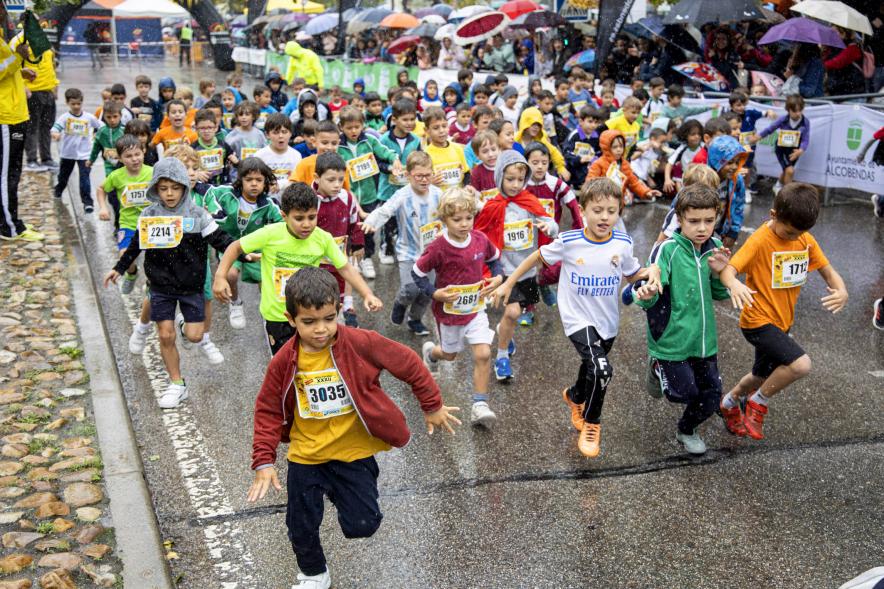 Milla Escolar 2022 - Primer plano de los niños corriendo.
