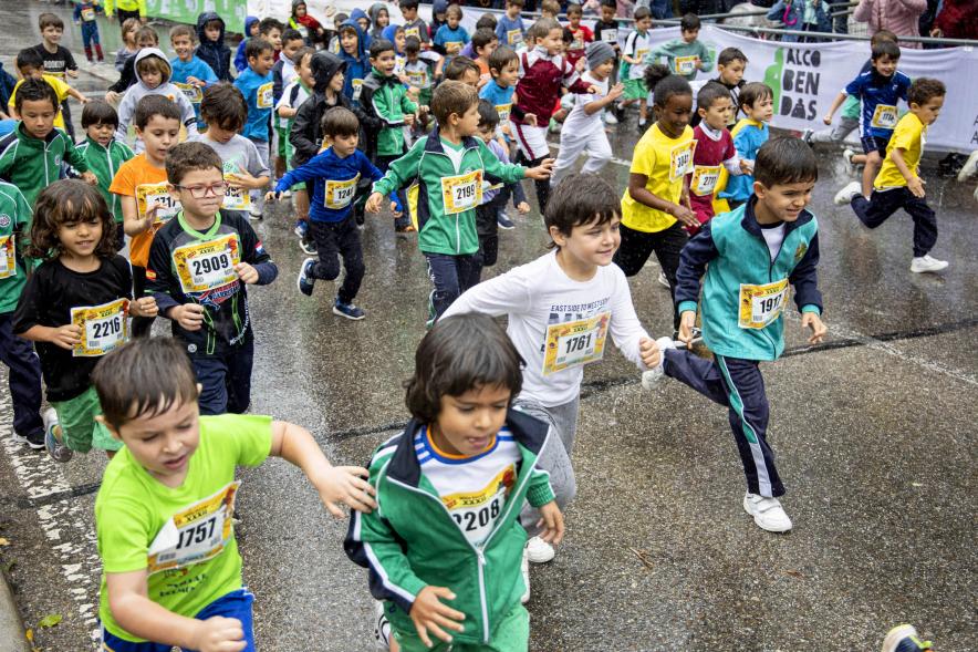 Milla Escolar 2022 - Imagen del  numeroso grupo de niños corriendo.