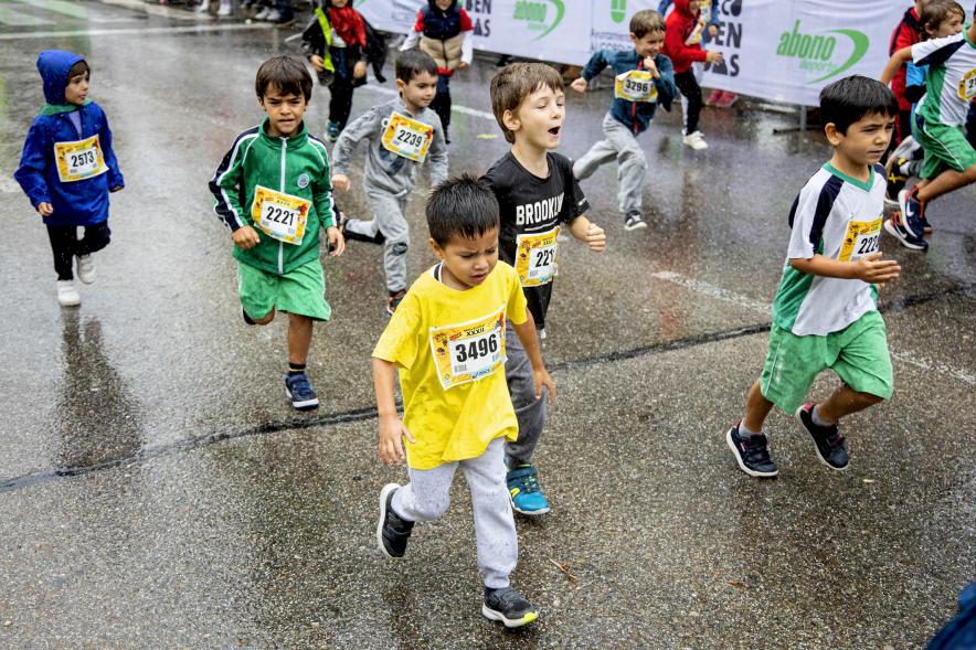 Milla Escolar 2022 - Primer plano de los niños corriendo.