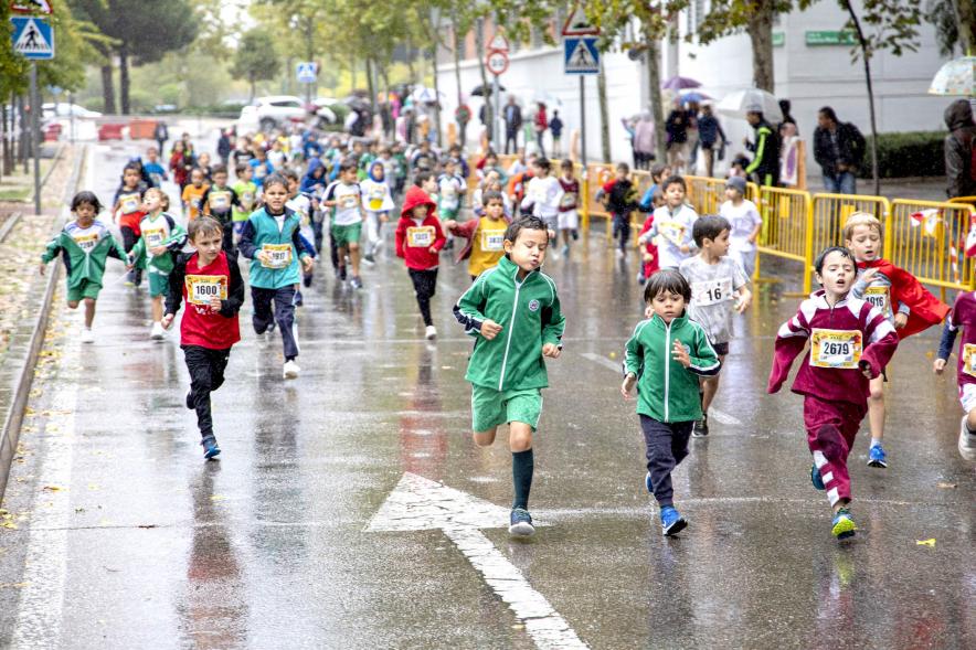 Milla Escolar 2022 - Imagen del  numeroso grupo de niños corriendo.