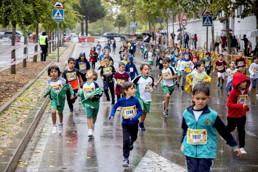Milla Escolar 2022 - Imagen de las niñas esperando la salida. 