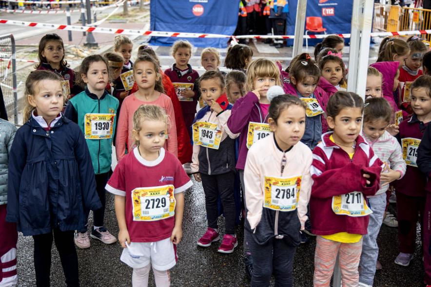 Milla Escolar 2022 - Imagen de las niñas esperando la salida. 