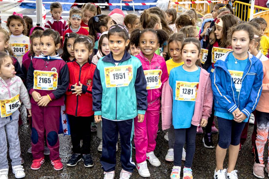Milla Escolar 2022 - Imagen de las niñas esperando la salida. 