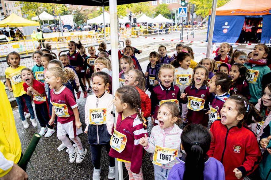 Milla Escolar 2022 - Imagen de las niñas  gritando a la espera de la salida.