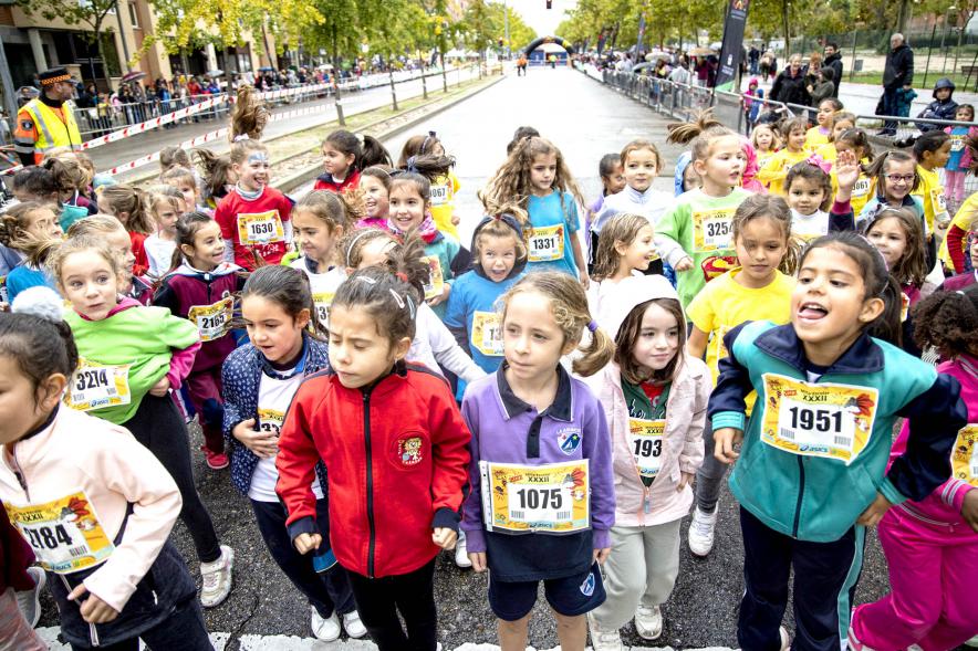 Milla Escolar 2022 - Imagen de las niñas esperando la salida. 