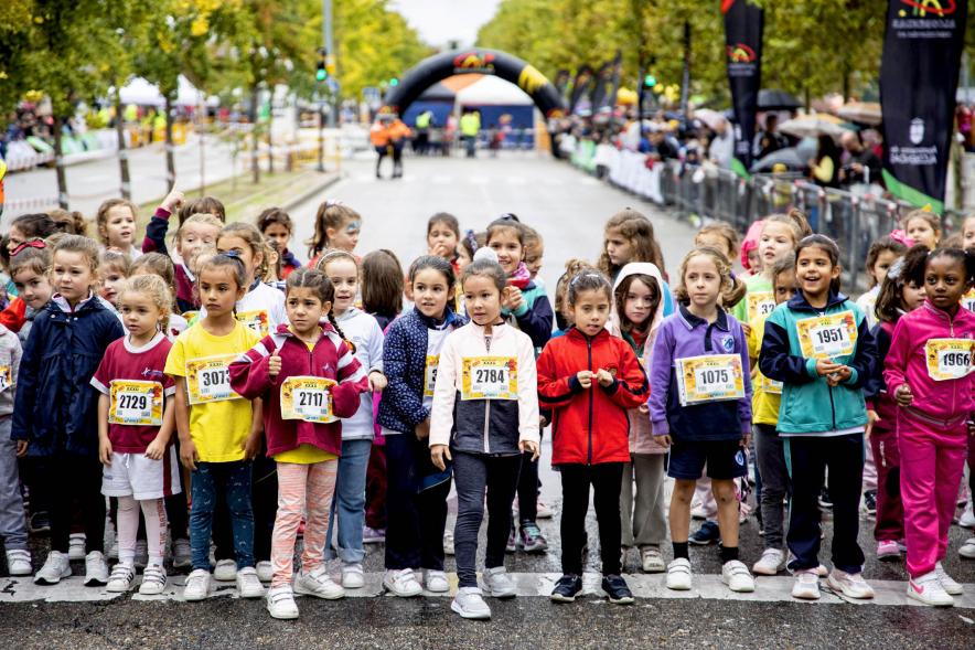 Milla Escolar 2022 - Imagen de las niñas esperando la salida. 