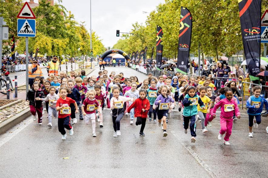 Milla Escolar 2022 - Primer plano de las niñas corriendo.
