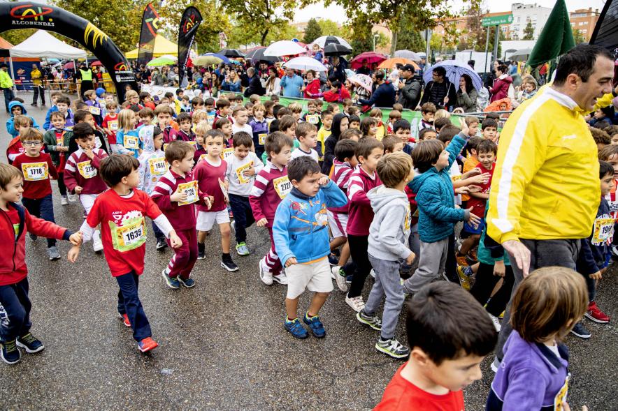 Milla Escolar 2022 - Imagen de los niños esperando la salida con su monitor.