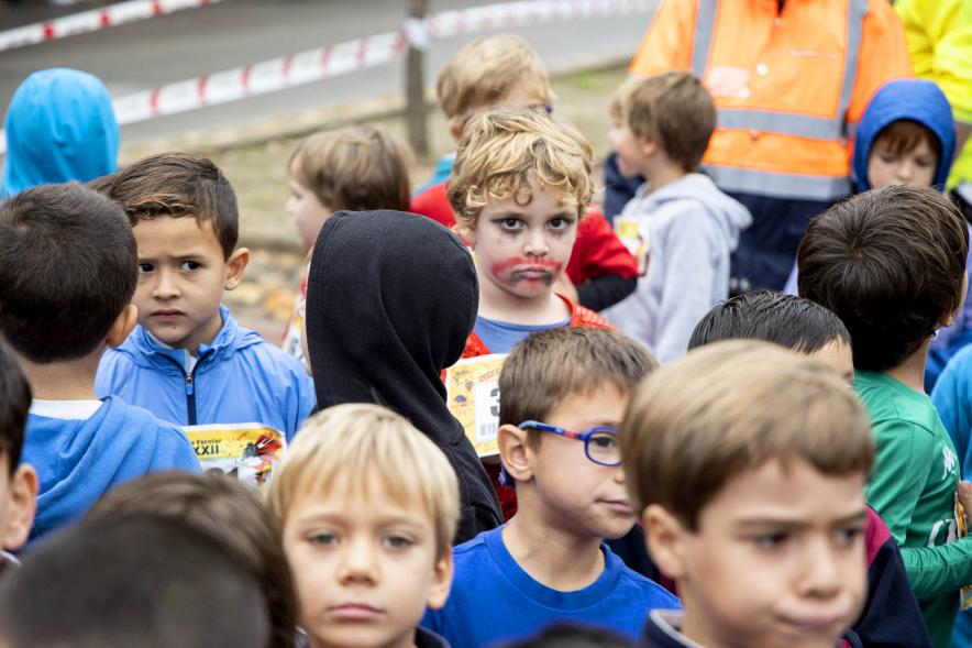 Milla Escolar 2022 - Imagen de los niños esperando la salida. 
