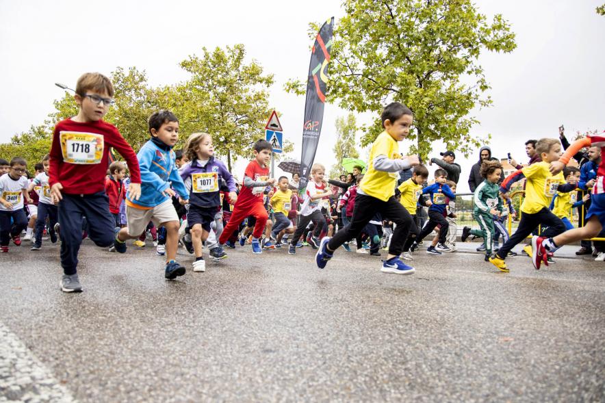 Milla Escolar 2022 - Imagen del  numeroso grupo de niños corriendo.