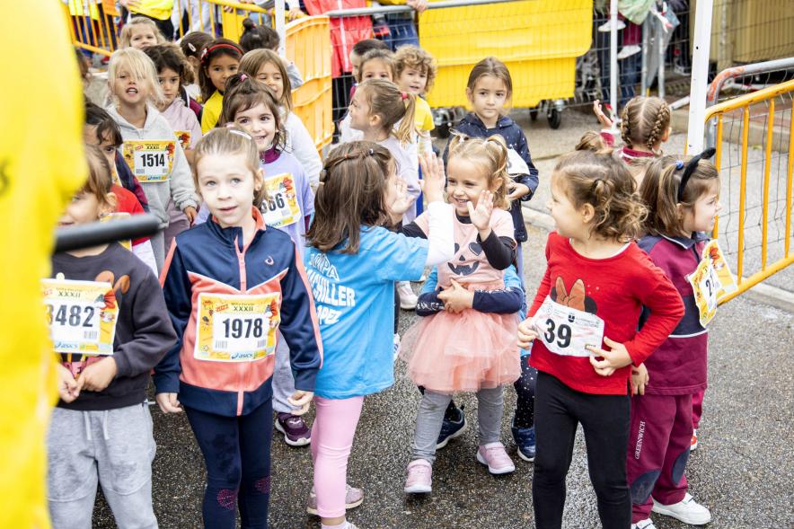 Milla Escolar 2022 - Imagen de las niñas esperando la salida. 