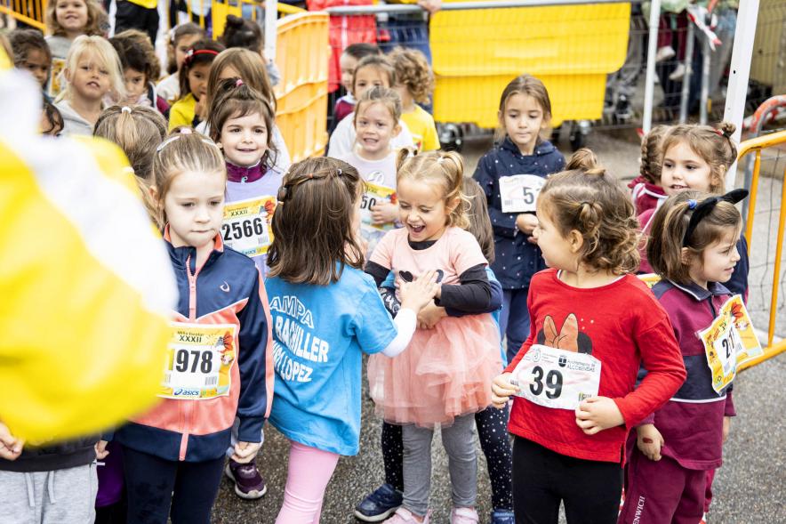 Milla Escolar 2022 - Primer plano del grupo infantil de corredores.