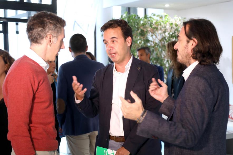  IIIª Edición Premios Lider Alcobendas - Primer plano de Roberto Fraile con dos empresarios galardonados. 