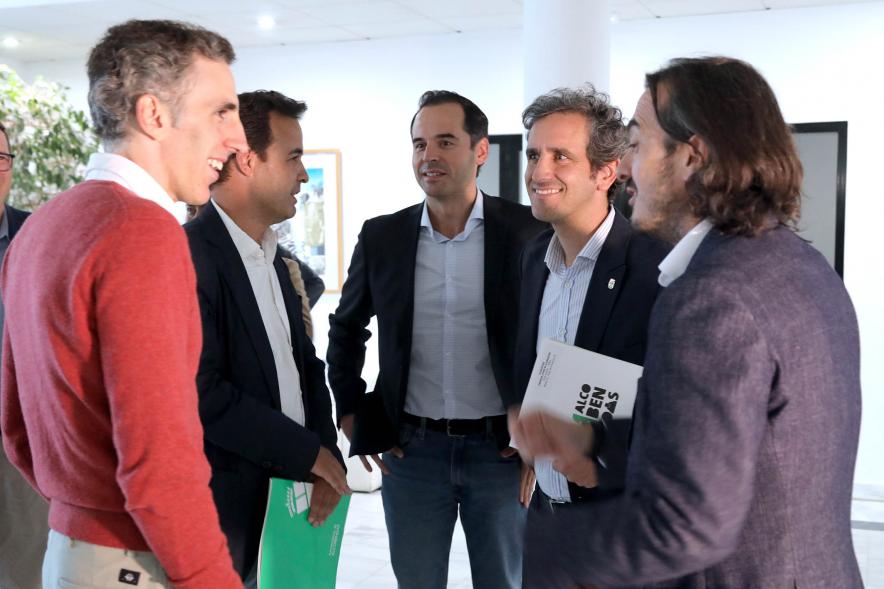  IIIª Edición Premios Lider Alcobendas - Primer plano del alcalde Aitor Retolaza con varios empresarios galardonados. 