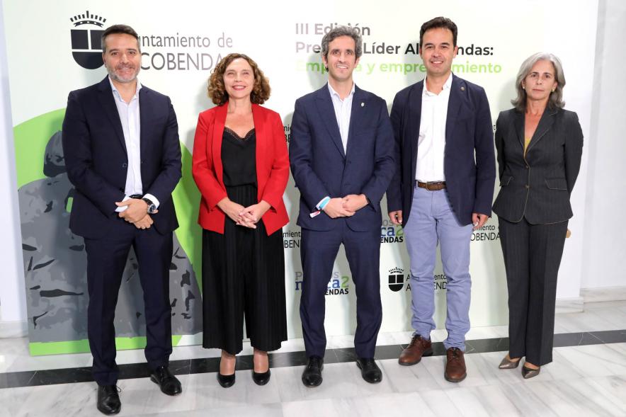  IIIª Edición Premios Lider Alcobendas - Posado del alcalde Aitor Retolaza con los concejales de Educación y de Movilidad y dos galardonados.