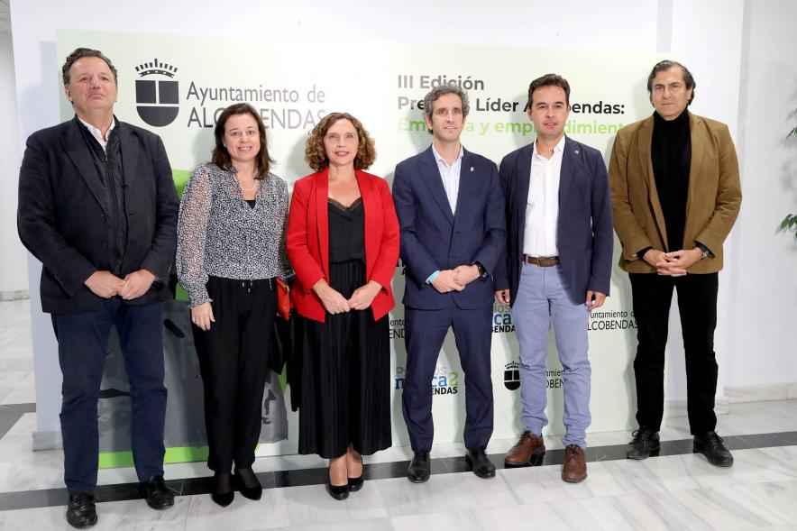   IIIª Edición Premios Lider Alcobendas - Posado del alcalde Aitor Retolaza con miembros de la corporación municipal y varios galardonados.