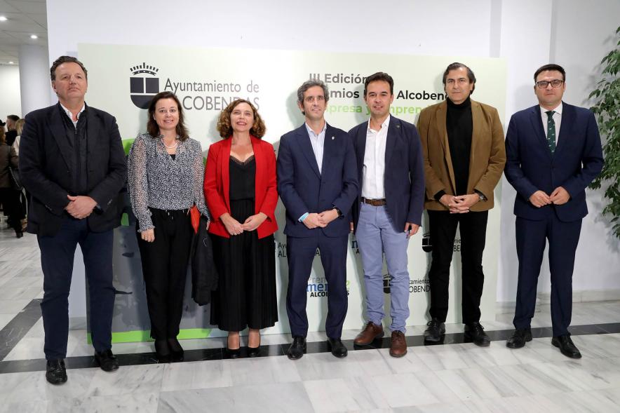   IIIª Edición Premios Lider Alcobendas - Posado del alcalde Aitor Retolaza con miembros de la corporación municipal y varios galardonados.
