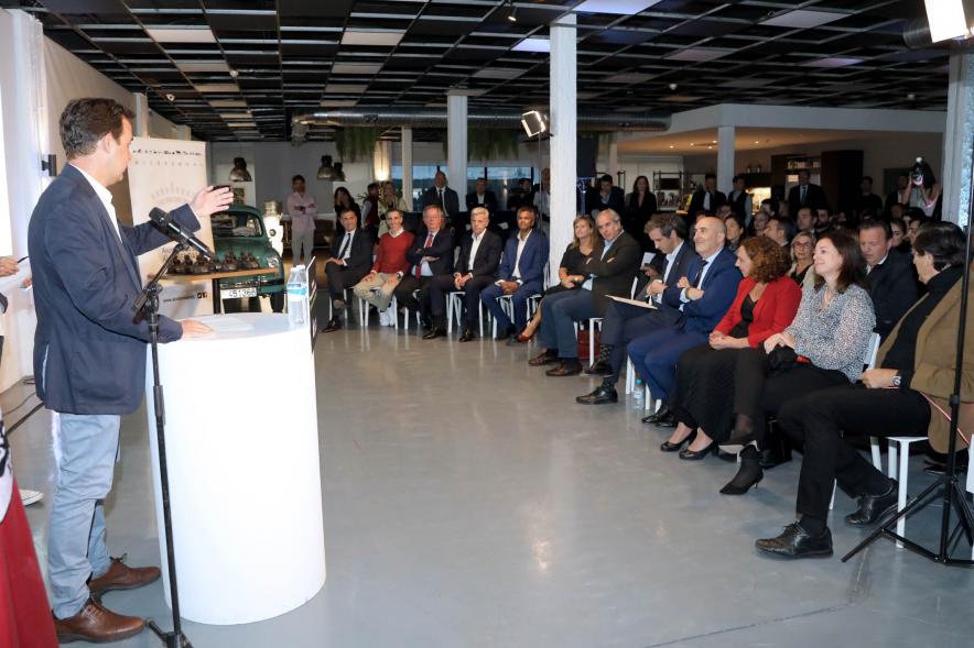 IIIª Edición Premios Lider Alcobendas - Plano general de los presentadores y las filas de autoridades.