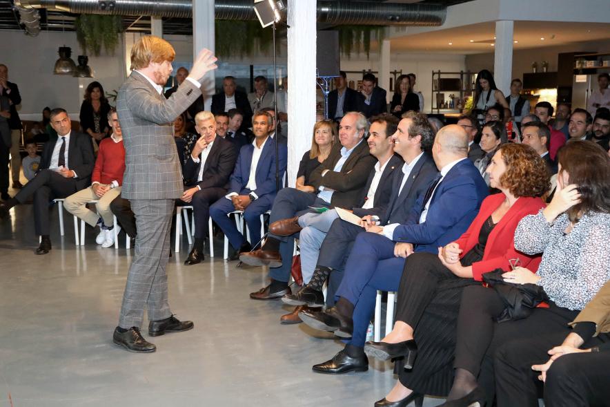 IIIª Edición Premios Lider Alcobendas - Plano  de un empresario y de las filas de autoridades.