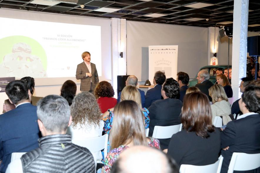 IIIª Edición Premios Lider Alcobendas - Plano general de los presentadores y las filas de autoridades.