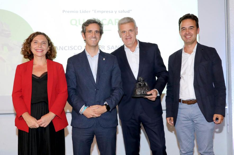 IIIª Edición Premios Lider Alcobendas - Posado del alcalde Aitor Retolaza con miembros de la corporación municipal y un  galardonado.