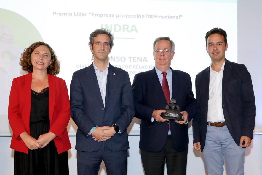 IIIª Edición Premios Lider Alcobendas - Posado del alcalde Aitor Retolaza con miembros de la corporación municipal y un  galardonado.