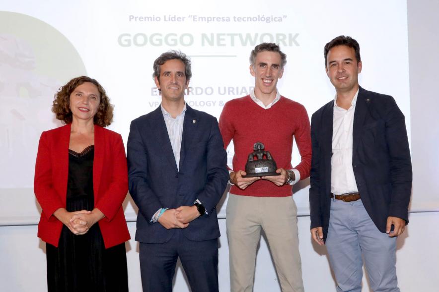 IIIª Edición Premios Lider Alcobendas - Posado del alcalde Aitor Retolaza con miembros de la corporación municipal y un  galardonado.