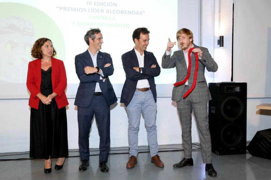 IIIª Edición Premios Lider Alcobendas - Imagen de la corporación municipal con el animador de la gala.
