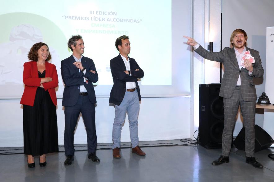 IIIª Edición Premios Lider Alcobendas - Imagen de los miembros de la corporación municipal y el animador de la gala.