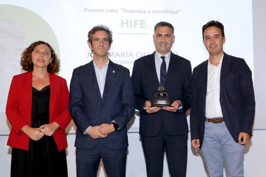 IIIª Edición Premios Lider Alcobendas - Posado del alcalde Aitor Retolaza con miembros de la corporación municipal y un  galardonado.