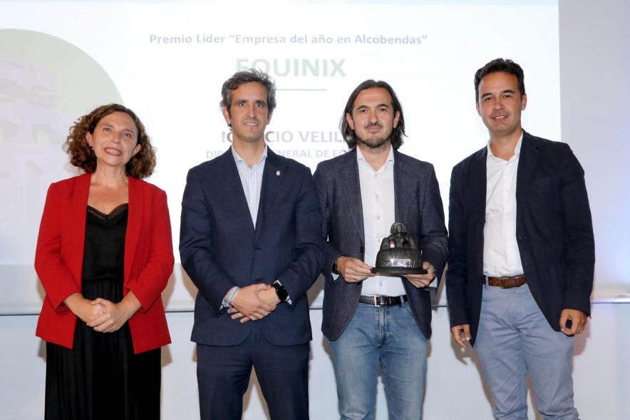 IIIª Edición Premios Lider Alcobendas - Posado del alcalde Aitor Retolaza con miembros de la corporación municipal y un  galardonado.